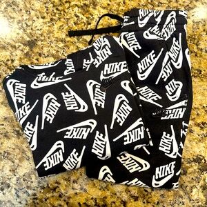boys Nike jogging set ( size 8)